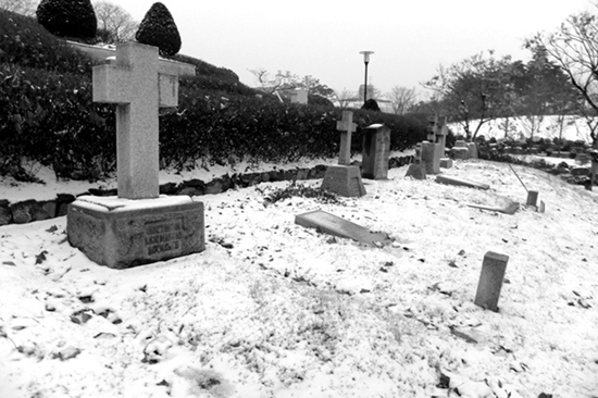 외국인 선교사 묘지공원에 하얀 눈이 이불처럼 덮여있다. 