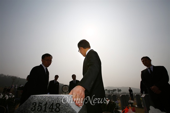 이명박 전 대통령이 3월 27일 오전 국립대전현충원을 방문해 천안함 46용사 참배를 마치고 한 희생장병의 묘비를 스다듬으며 돌아서고 있다. 천안함 사건은 이 전 대통령 재임시절인 2010년 3월 26일 일어 났다. 
