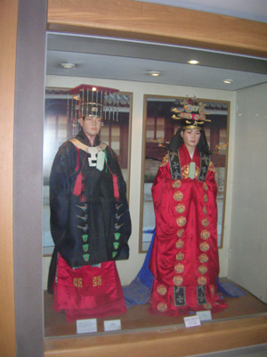 고종 부부의 결혼식 의례복. 서울 종로구 운니동의 운현궁에서 찍은 사진.
