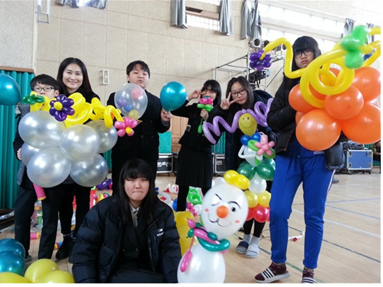  축제에 전시하기 위해 각자 만든 풍선인형을 들고 포즈를 취한 풍선아트부 학생들