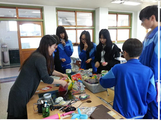 학생들과 함께 풍선인형을  제작하는 김승아 교사  