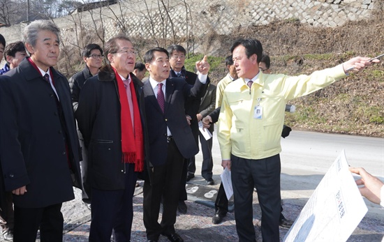  홍준표 경남지사는 29일 양산시 명곡동에 있는 AI 통제초소를 방문했다.