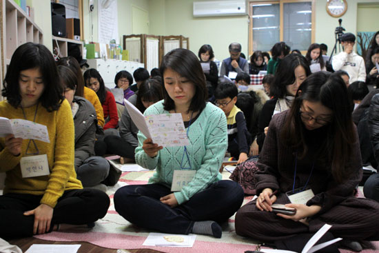 참석자들이 새들생명울배움터의 교육 이념을 함께 읽고 있는 모습. 