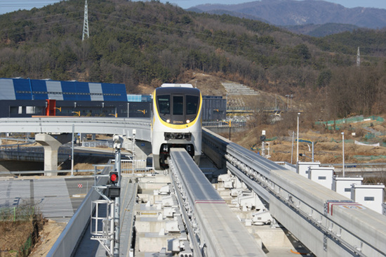 열차가 선로를 통해 역으로 들어오고 있다. 3호선의 색깔로 정해진 노란색이 눈에 띈다.