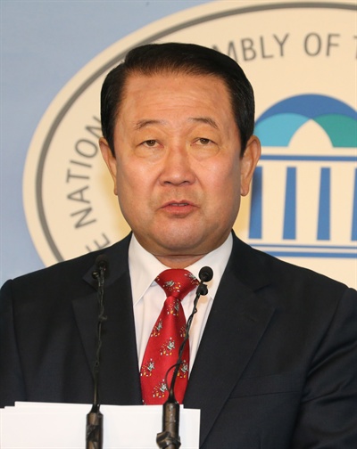 새정치민주연합 박주선 의원이 30일 국회 정론관에서 2·8전당대회 당 대표 출마기자회견을 하고 있다.