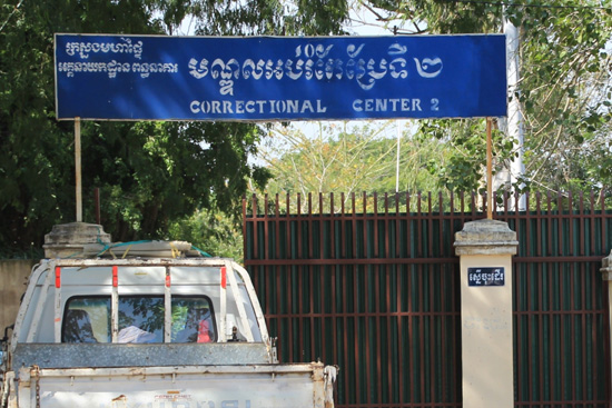 20대 대학생까지 포함된 수감자들이 이곳에서 생활하고 있다. 캄보디아 교도소는 열악한 환경에 간수들의 부정부패가 매우 심한 곳으로 알려져 있다. 지난 2012년 살인사건에 연루되었다 무죄로 석방된 한인여성들도 이곳에서 15개월을 보낸 바 있다.  
