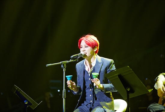  지난 30일 열린 단독 콘서트에서 핸드벨을 연주한 JYJ 김준수 