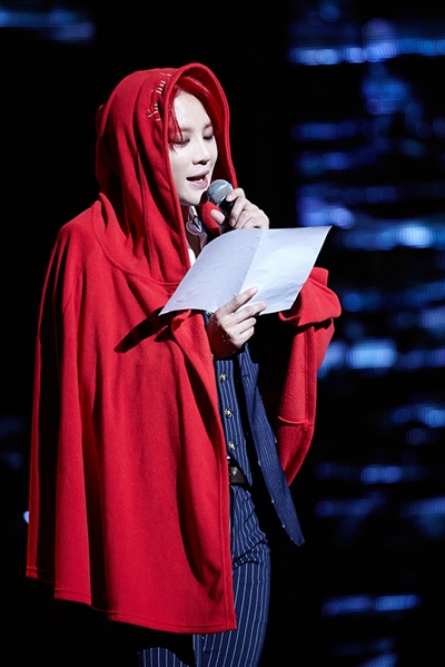  지난 30일 열린 단독 콘서트에서 빨간 망토를 입고 등장한 JYJ 김준수 