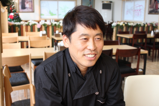 이 가게의 공동대표인 김윤섭씨가 이 가게를 열기까지의 자신의 여정을 말하다가 잠시 웃고 있다. 