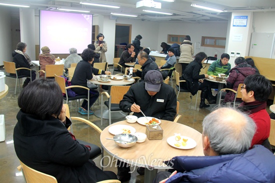 일본군위안부할머니와함께하는 마산창원진해시민모임은 31일 점심 시간에 창원 창동예술촌 문화센터에서 송년모임을 열었다.