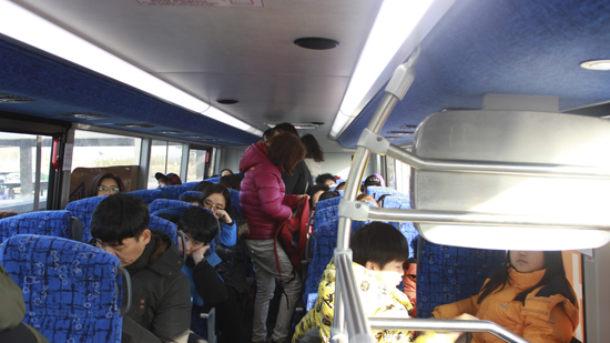2층 입석이 높이가 낮아 기본적으로 제한된 상태였기 때문에, 2층에 탑승한 승객들을 내려오게 하기 위해 버스가 지연되는 사태가 빚어졌다.