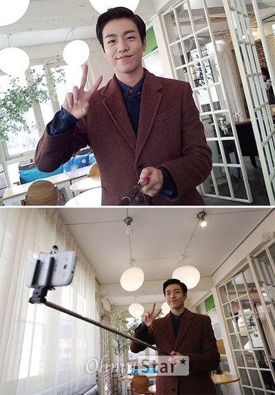오!마이셀카봉-이현우 영화 <기술자들>에서 서버해킹 기술자 종배 역의 배우 이현우가 22일 오전 서울 팔판동의 한 카페에서 셀카봉을 이용해 사진을 찍고 있다. 