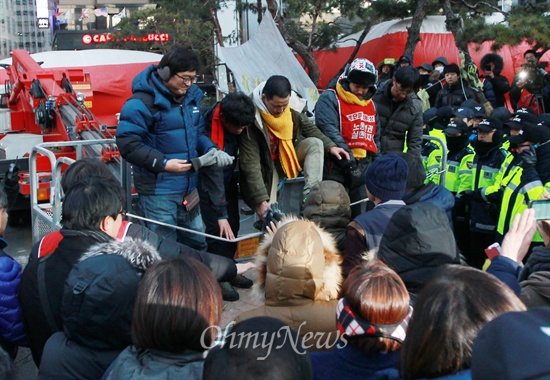 씨앤앰 협력업체 비정규직 노동자들의 고용 승계 함의로 50일째 고공농성을 벌인 임정균, 강성덕 희망연대노조 케이블비정규직지부 조합원이 31일 오후 서울 중구 프레스센터 앞 전광판 위에서 농성을 풀고 내려오고 있다.