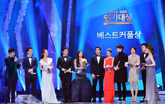  2014 KBS <연기대상>에서 베스트커플상을 수상한 주인공들.