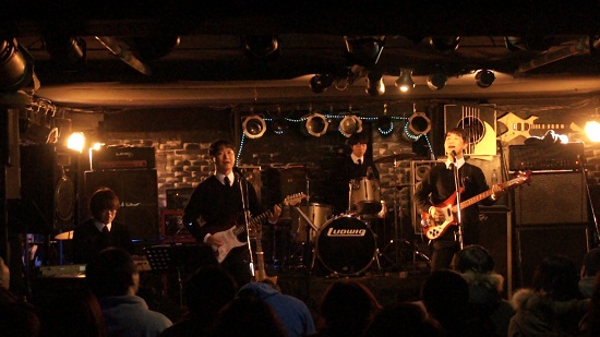 밴드 애플스 멤버인 이종민(존 레논)씨, 이두희(조지 해리슨)씨, 박서주(링고스타)씨, 표진인(폴 매카트니)씨(왼쪽부터)가 공연을 하고 있다.