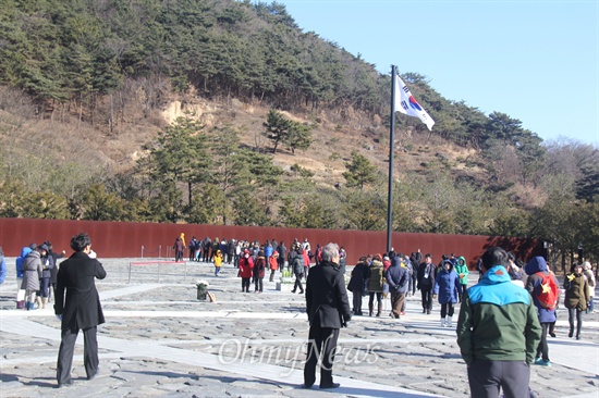 1일 경남 김해 진영읍 봉하마을에 있는 고 노무현 전 대통령 묘역을 참배하는 시민들이 많았다.