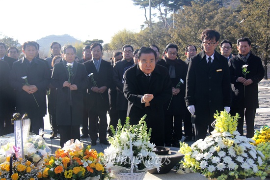 새정치민주연합 문희상 비대위원장이 1일 오후 고 노무현 전 대통령 묘역의 헌화대에서 분향하고 있다.