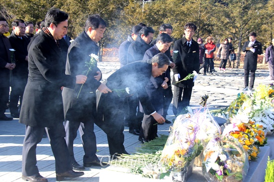 새정치민주연합 지도부는 1일 오후 고 노무현 전 대통령 묘역을 참배했다.