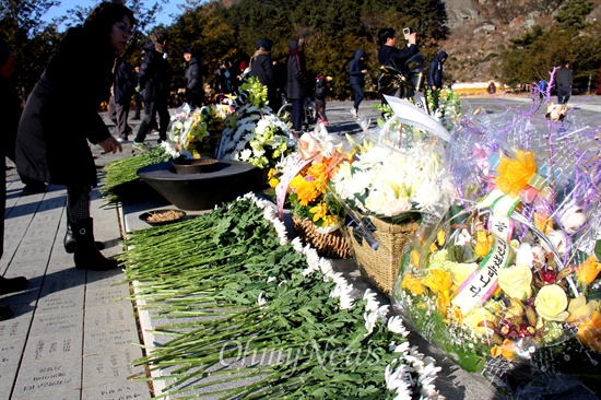 1일 오후 고 노무현 전 대통령 묘역의 헌화대에 꽃바구니와 국화꽃이 수북히 놓여 있다.