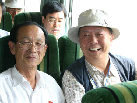남북작가회의 때 북녘 조선작가동맹 김병훈 위원장(왼쪽)과 버스에 나란히 앉아가다(2005. 7.).