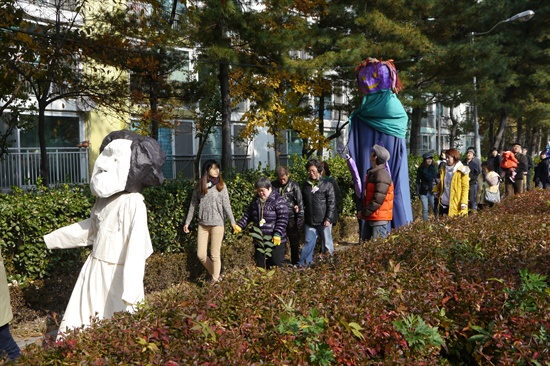  성산동 한 임대아파트. 명랑마주꾼과 주민들이 먼저 간 주민들을 위해 추모문화제를 열고 있다.