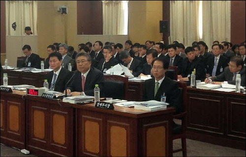 2012년 10월 19일 열린 울산시 국정감사에서 이상규 의원의 질문에 답변하는 박맹우 울산시장과 울산시 공무원들 