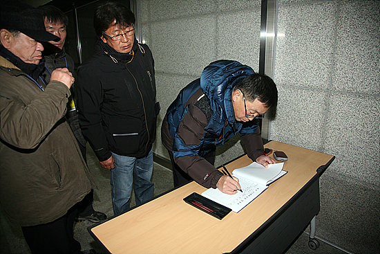 4.3희생자들의 위패가 적힌 위패봉안소의 방명록에 서명하는 여순사건희생자 유족들