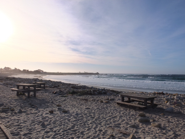 페블비치(Pebble beach)  - 17마일 드라이브 중간에 볼 수 있는 태평양 해변. 근처에 타이거 우즈가 가장 사랑한 필드였던 페블비치 골프장과 화려한 별장이 해안절벽과 어우러져 멋진 풍광을 자랑한다.