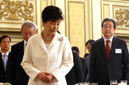 박근혜 대통령과 5부 요인, 정관계, 경제계 인사들이 참석한 가운데 2일 오후 청와대 영빈관에서 열린 신년인사회에서 박 대통령이 국민의례가 끝난 뒤 자리에 앉고 있다. 