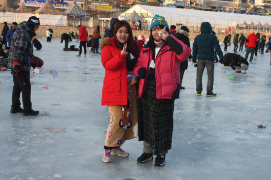 낚시터 한복판에서 홍천강 겨울바람과 얼음을 즐기는 아가씨들