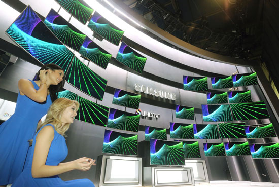 삼성전자는 오는 6일 'CES 2015' 개막을 앞두고 미국 라스베이거스 컨벤션센터 전시장 입구를 퀀텀닷 기술을 추가한 신제품 'SUHD TV'로 꾸몄다.
