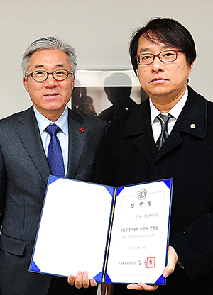  지난 12월 31일 김종덕 문화체육관광부 장관으로부터 임명장을 받고 있는 김종국 영화진흥위원회 위원