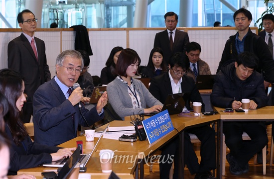 문재인, 캐주얼한 카페에서 기자들과... 2.8 전당대회 당 대표 경선 후보로 나선 문재인 새정치민주연합 의원이 6일 오전 국회 의원회관 내 카페에서 기자간담회를 하고 있다.