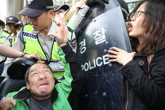  국민연금공단 장애등급심사센터가 송국현씨 사건에 대한 장애인계 사과 요구에 '경찰 방패'로 응답했다.