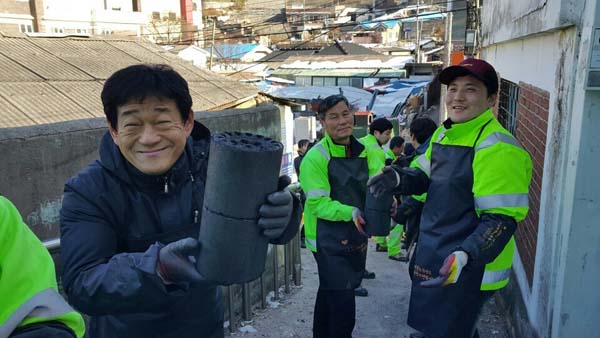  환경미화원은 주 6일 근무, 토요일에도 출근한다. 가끔은 토요일 퇴근 후에 봉사하러 가기도 한다. 