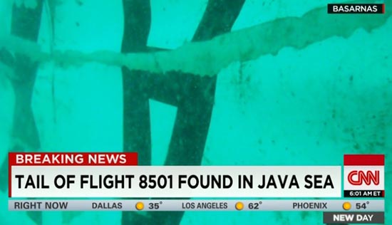 인도네시아 자바해 밑에서 발견된 에어아시아 여객기 꼬리 부분을 보여주는 CNN 뉴스 갈무리.