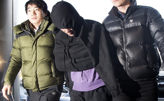 지난 6일 오후 경북 경북 문경 농암면에서 경찰에 붙잡힌 '서초 세모녀 살해 사건' 용의자 A씨가 서울 서초경찰서로 이송되고 있다. A씨는 서울 서초구 서초동 자택에서 아내와 두 딸을 살해한 혐의를 받고 있다. 