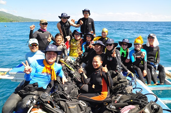 '생활체육여수스킨스쿠버연합회 해외투어 워크숍'중 다이빙을 나서는 회원들의 모습