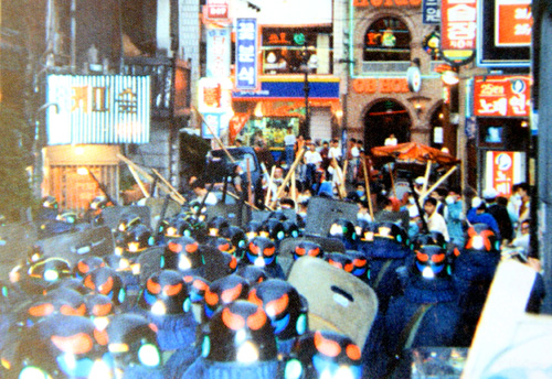 1995년 5월 20일 동인천역 광장에서 열린 3차 궐기대회 후 대회 참가자들과 경찰이 충돌했다