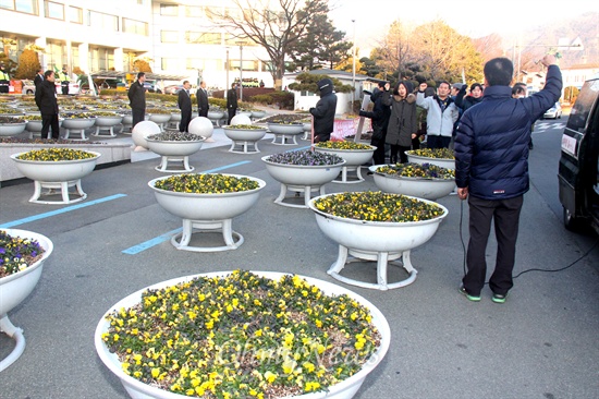  민주노총일반노동조합 창원시립예술단지회는 8일 오후 창원시청 정문 앞에 설치된 화분 사이에서 "창원시립예술단 부당징계철회 및 무기계약 쟁취 결의대회"를 열었다.