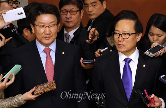 국회 자원외교 국정조사특위 여야 간사인 권성동 새누리당 의원(왼쪽)과 홍영표 새정치민주연합 의원이 지난 8일 국회 정론관에서 여야 합의사항을 발표한 뒤 기자들의 질문을 받고 있다.