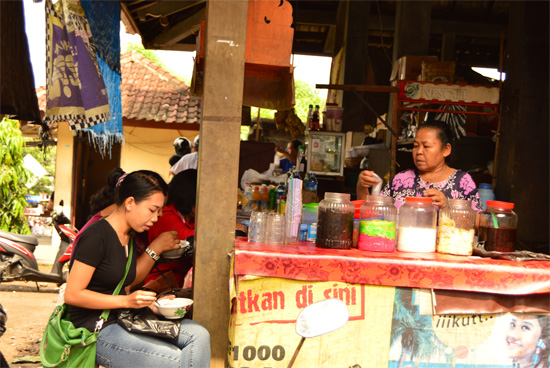 발리의 아가씨들이 코코넛 과즙에 젤리 등을 넣은 음식을 먹고 있다.