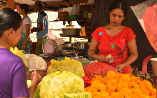 발리인들이 아침마다 신에게 바치는 짜낭에 들어갈 꽃을 팔고 있다.