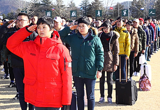 [3사관학교].. 8일 오후 영천 3사관학교 연병장에서 제52기 550명의 예비생도가 입교식에서 학교장에게 거수경례를 하고있다.