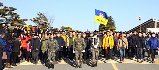 [영천 3사관학교]... 입교식을 마친 예비 생도들이 훈육관의 인솔로 입고온 옷가지와 휴대물픔을 집으로 돌려보내기 위해 5주간 생활할 막사로 이동하고 있다.