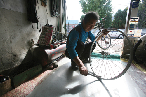 양림동에서 40년째 자전거 수리점을 운영하고 있는 김상복 어르신. 마을잡지 양림사이다가 만난 마을주민 가운데 한 명이다.
