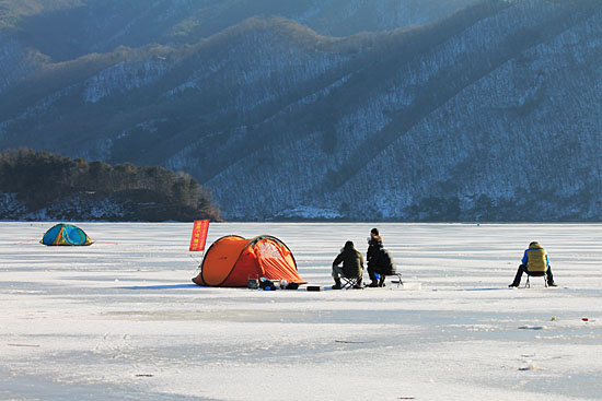 신포리, 얼어붙은 북한강 위에 텐트를 치고 빙어낚시를 하는 사람들.
