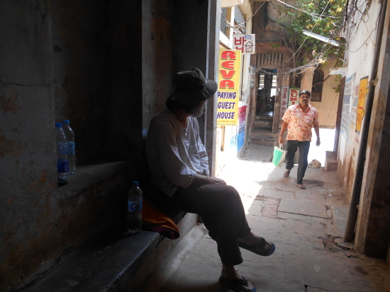 바라나시 골목길에는 더러 앉아서 쉴 공간이 있다. 병든 개처럼 혼자 떠돌아 다니다가 바라나시에서 내 글을 읽었다는 한 여성 독자를 만났다.