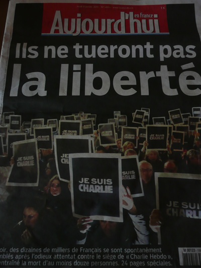 일간지 <오주르디 엉 프랑스(Aujourd’hui en France)> 8일자 전면. "그들이 자유를 죽일 수는 없을 것이다"라는 제목 아래, 사람들이 "Je suis Charlie(내가 샤를리이다)"라는 피켓을 들고 있는 사진이 실렸다.
