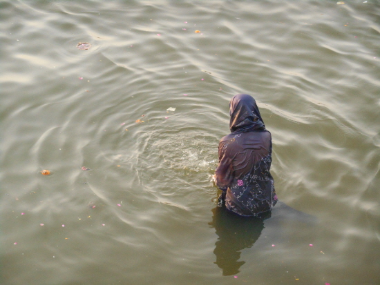 갠지스 강에 몸을 담궈 신에게 기도를 올리는 인도여인. 온갖 욕망을 씻어내고자 기도 하는 것일까?. 아니면 부의 욕망을 채워 달라고 기도 하는 것일까.